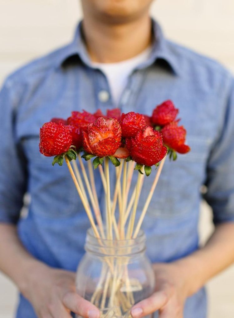 frugt-udskæring-begyndere-enkel-idé-jordbær-roser