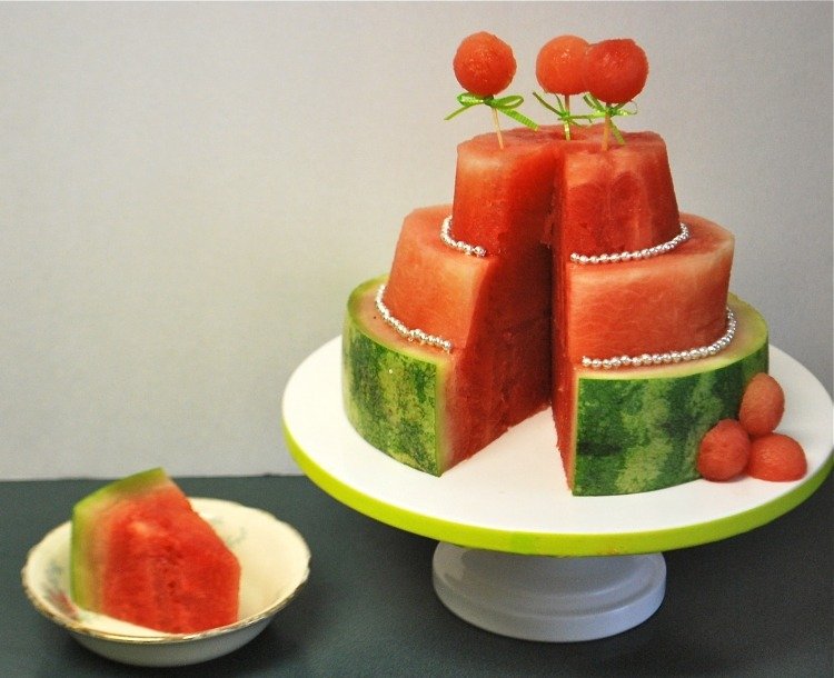 frugt-udskæring-begynder-tre-lags-kage-vandmelon
