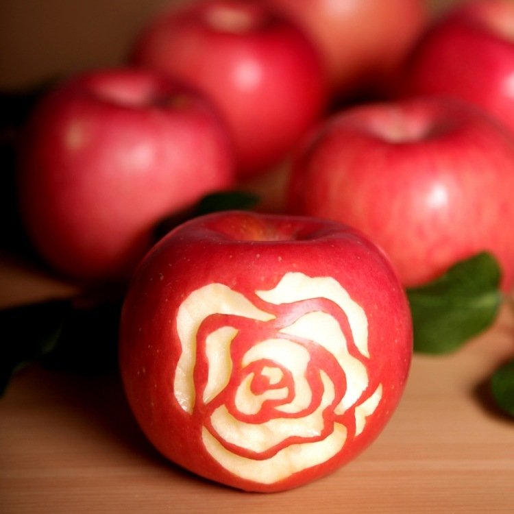 frugt-udskæring-begynder-æble-rosen-skræl