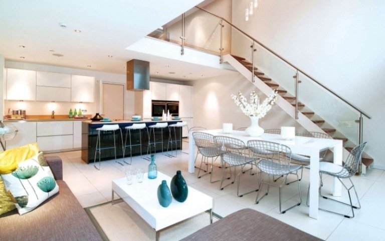 Åbent køkken med stue -trappe-hvid-diamant-stol-bretoia-hjørnesofa-moderne