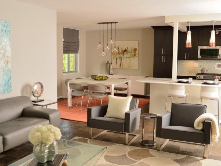 åbent-køkken-stue-moderne-lænestol-sofa-køkken bord-tæppe-orange-beige-brun
