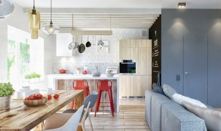 åbent-køkken-stue-træ-massivt træ-grå-polstring-rød-skammel-lys-moderne