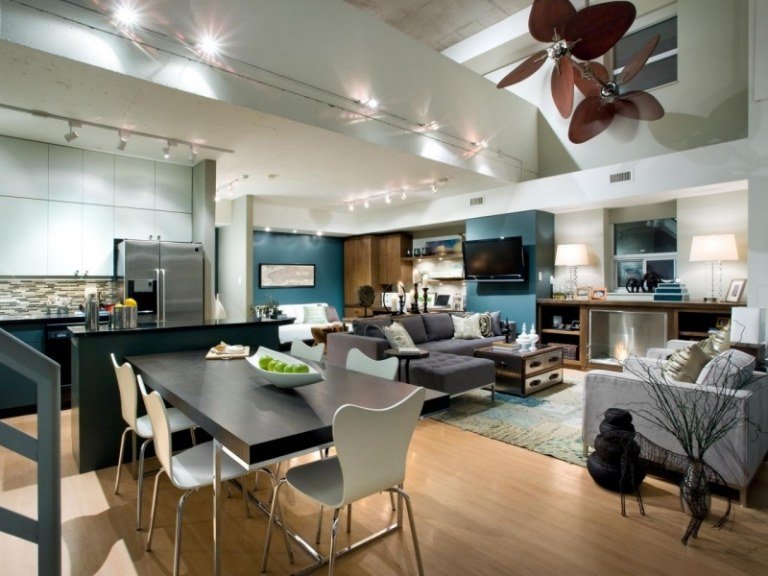 åbent-køkken-stue-trægulv-sort-grå-turkis-polstret møbel-spisebord
