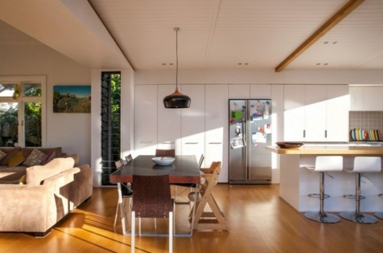 Åbent-køkken-stue-spisebord-køleskab-sofa-skammel-køkken mod-hvid