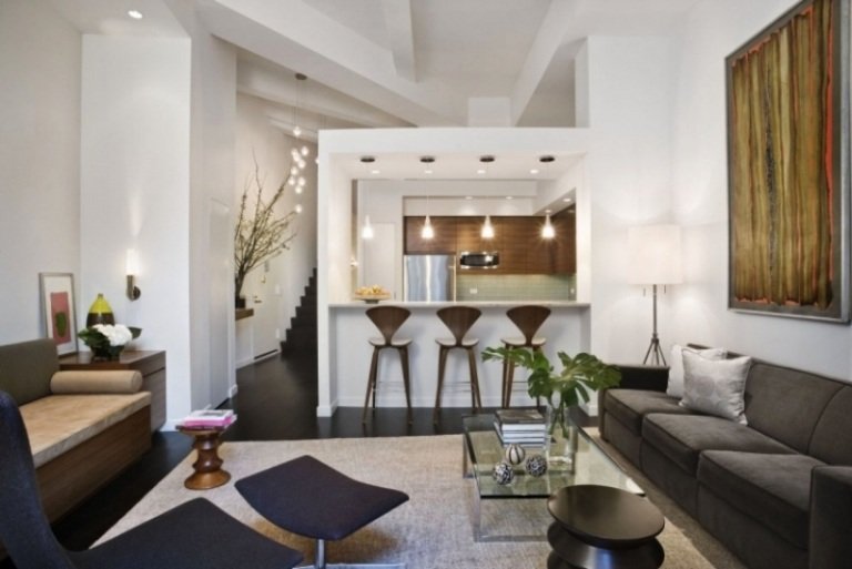 åbent-køkken-stue-sofa-liggestol-lounge-counter-hvid-brun-billede