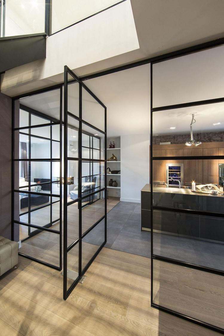 åbent-køkken-skillevæg-dør-side-sving-akse-glas-sort-stål