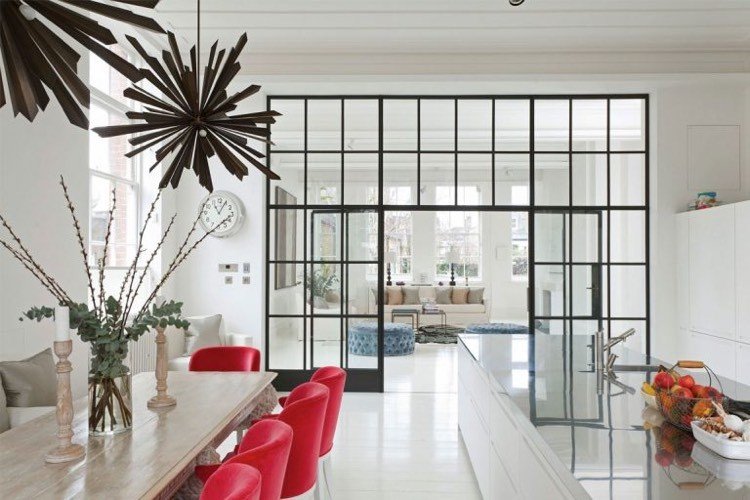 Separat åbent køkken-stue-høj-skillevæg-glas-sort stål-fabrik-look