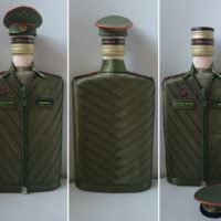Glassflaske i militæruniform