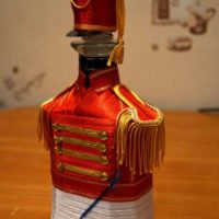 Pullo luistinta hussar -univormussa