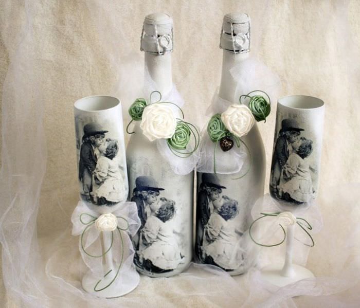 Decoupage av champagneflaskor för bröllopsdekoration