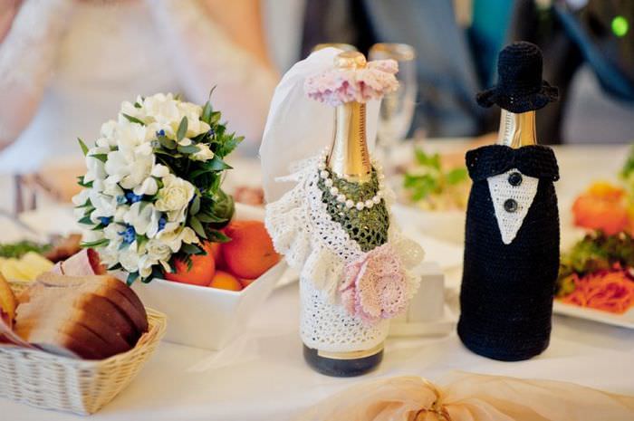 Výroba šampaňského vlastníma rukama v oblečení nevěsty a ženicha