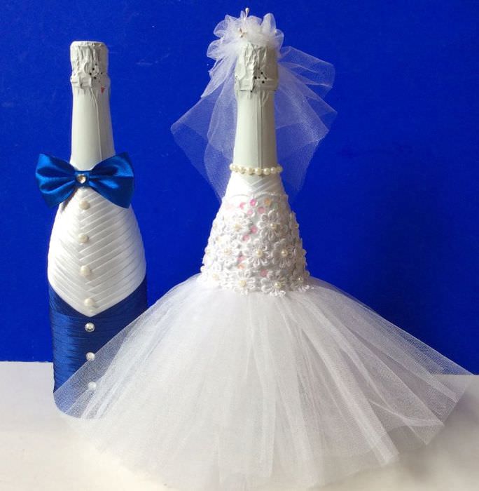 Vackra DIY champagneflaskor för ett bröllop