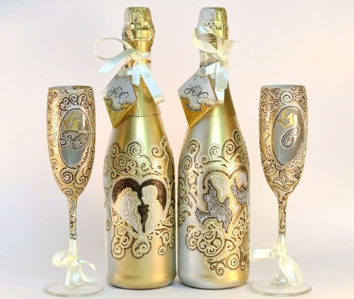Dekorera champagne för ett bröllop med hjälp av decoupage -teknik