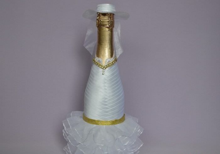 Gör-det-själv brudens hatt och slöja på en flaska