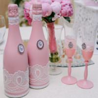 Krajková dekorace na svatební lahve v růžové barvě