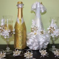 Zlatá barva v dekoru svatebních lahví