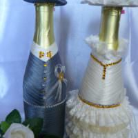 Hattar på bröllopschampagneflaskor