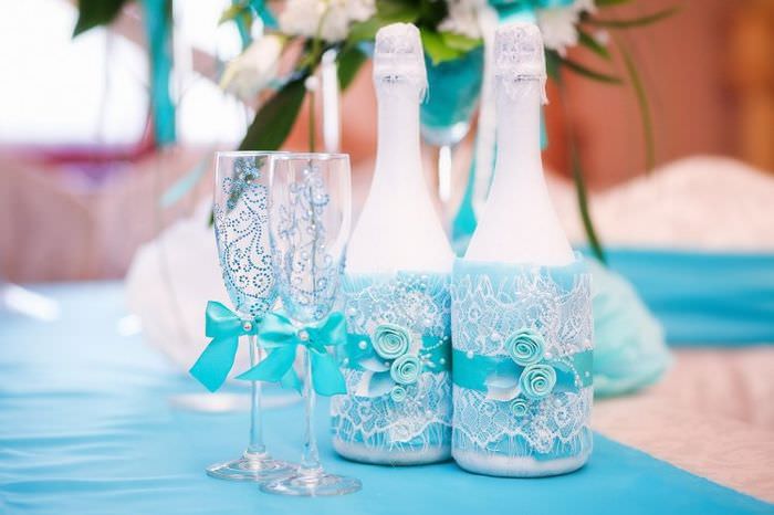 Dekorera champagne för ett bröllop med spetsar med egna händer