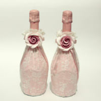 Stora rosor på bröllopschampagneflaskor