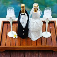 Svatební lahve šampaňského na dřevěném podnose