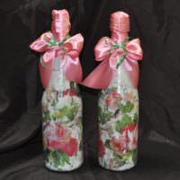 Růžové stužky na svatebních lahvích