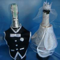 Brudgummens väst och brudens klänning på bröllopsflaskor