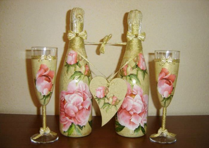 Dekorera bröllopsflaskor med decoupage -teknik med blommor