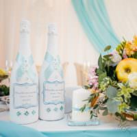 Festlig dekoration av bröllopsflaskor