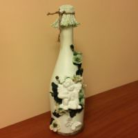 Andělská figurka na svatební láhvi šampaňského