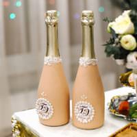Färga champagneflaskor för bröllop