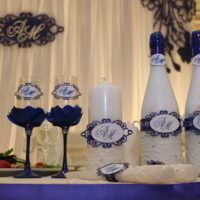 Dekorera flaskor och vinglas för ett bröllop
