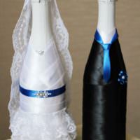 Černobílé stuhy v dekoraci svatebního šampaňského