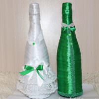 Gröna och vita flaskor för bröllop