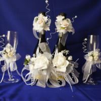 Vita rosor i champagnedekor för ett bröllop