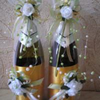 Umělé květiny v dekoraci svatebního šampaňského
