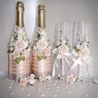DIY růžové květiny na svatebních lahvích