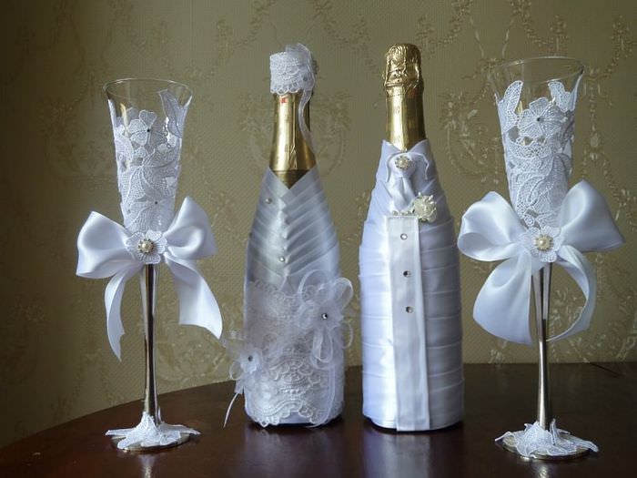 Dekorera flaskor för ett bröllop med ett satinband med egna händer