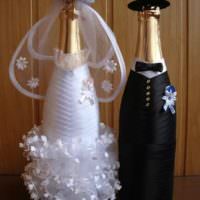 Brudklänning och brudgummidräkt på champagneflaskor