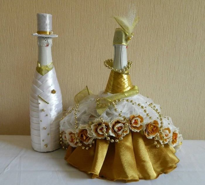 En flaska champagne i en elegant brudtärneklänning med egna händer