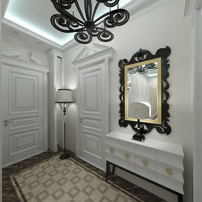 Spegel i gyllene och svart ram på korridorväggen