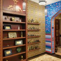 Hyllor för dekorationer i en orientalisk hall