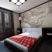 Soverom i japansk stil med fotomalerier over sengen