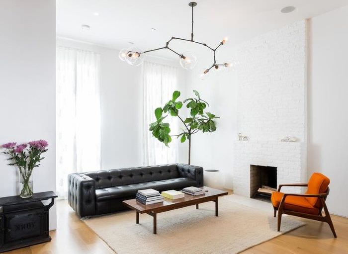 Kontrasterende kombinasjon av sorte møbler med hvitkalkede vegger