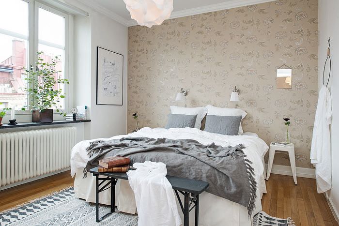 Interiör i litet sovrum i skandinavisk stil