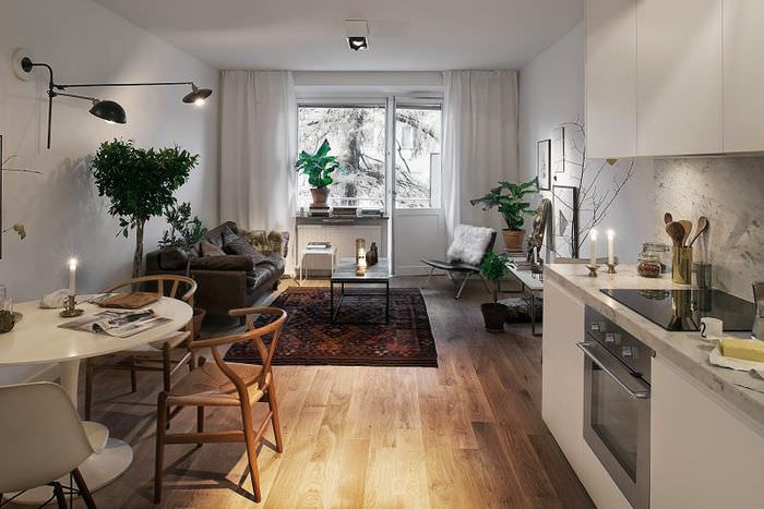 Kjøkken-stue i skandinavisk stil med balkong