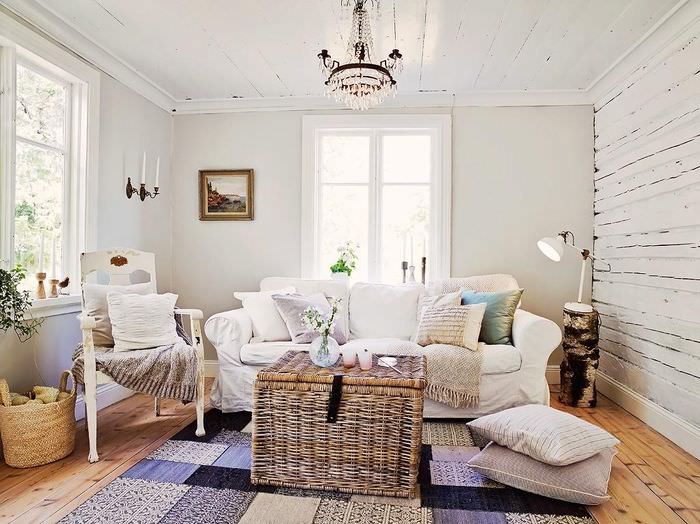 Stueinteriør i et lite hus i skandinavisk stil