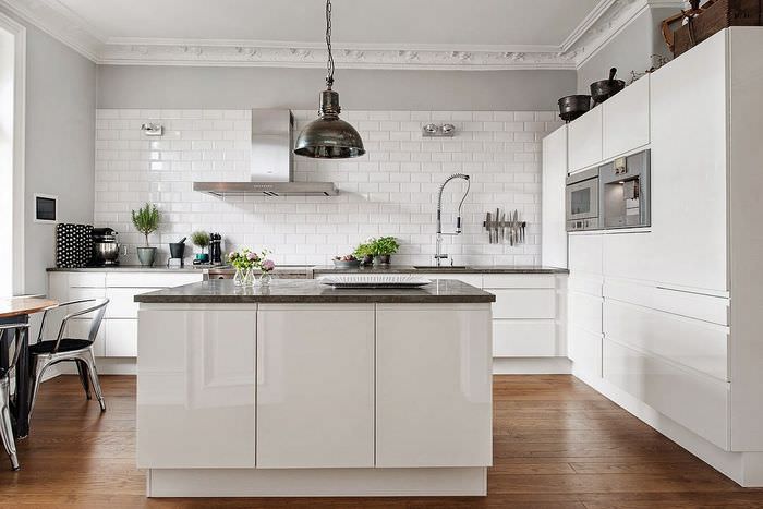 Бял кухненски интериор в скандинавски стил