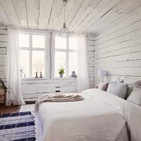 Интериор на спалня в дървена къща