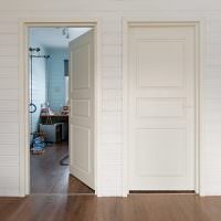 Hvite dører i korridoren til et privat hus