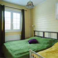 Grönt överkast på sängen i sovrummet i ett privat hus